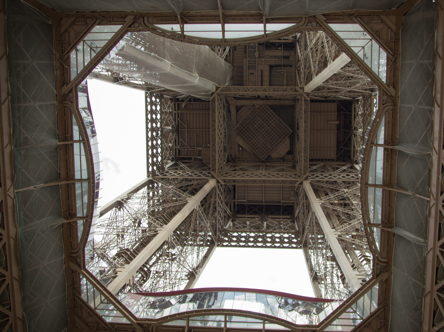 Eiffel Turm 2015 von unten