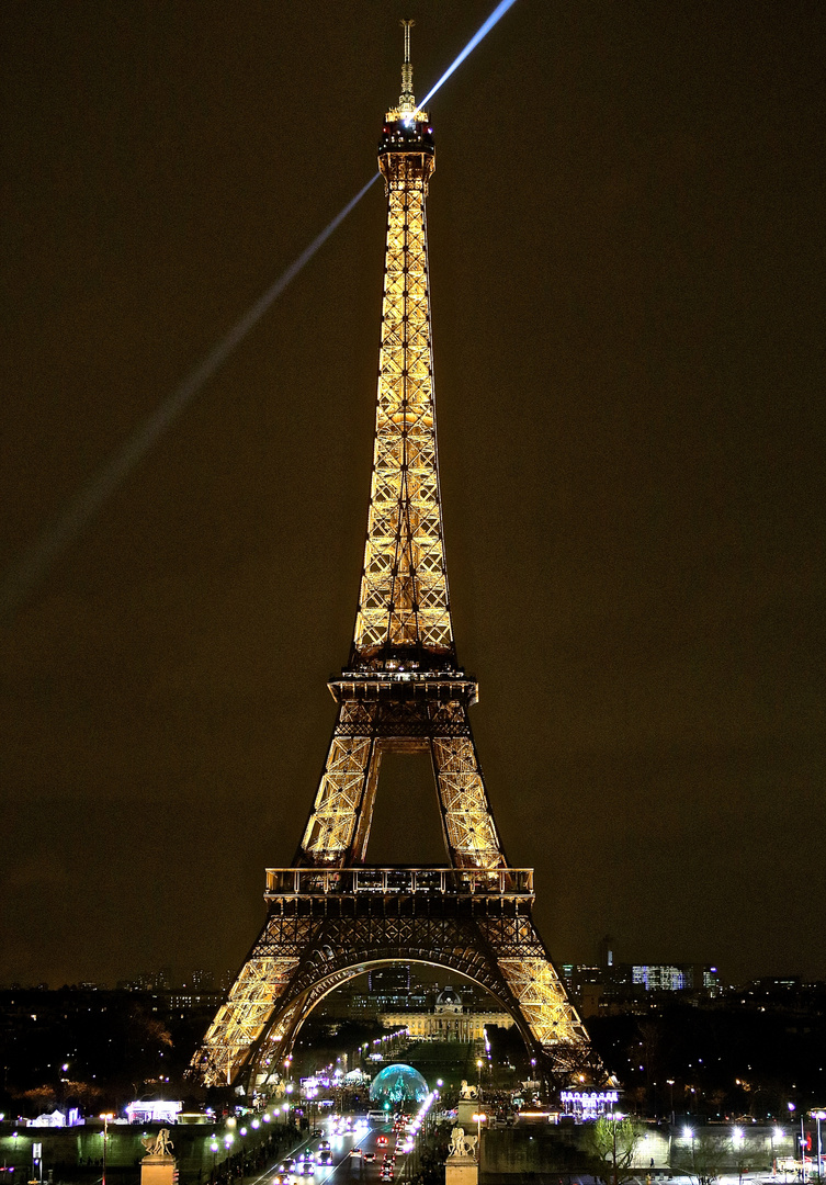 Eiffel Turm by Night