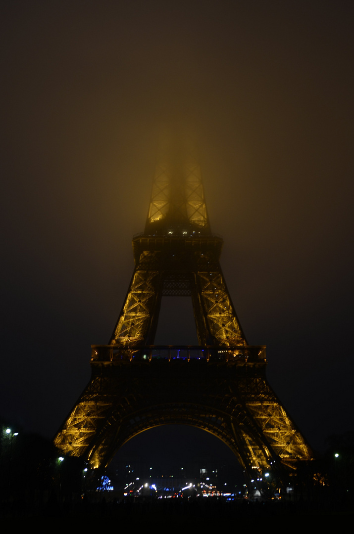 Eiffel Turm im Nebel