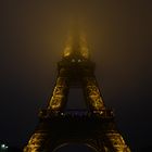 Eiffel Turm im Nebel