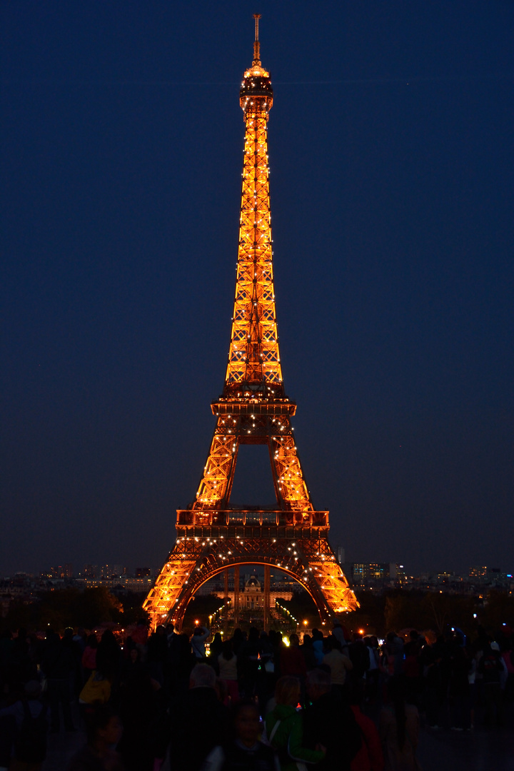 Eiffelturm am späten Abend