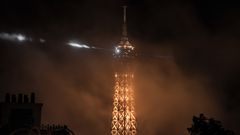 Eiffelturm bei Nacht und Nebel