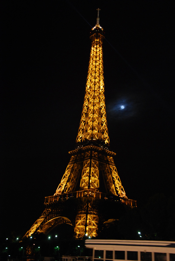 Eiffelturm bei Vollmond