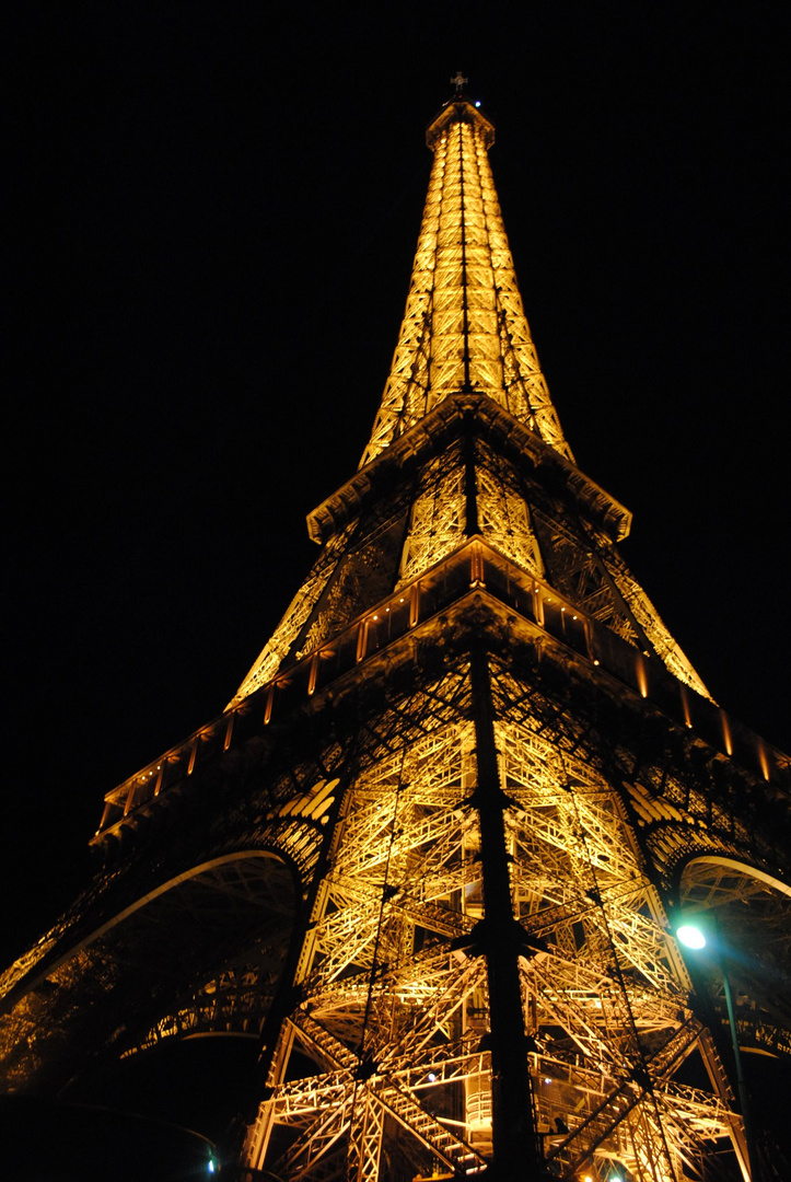 Eiffelturm by Night - Paris