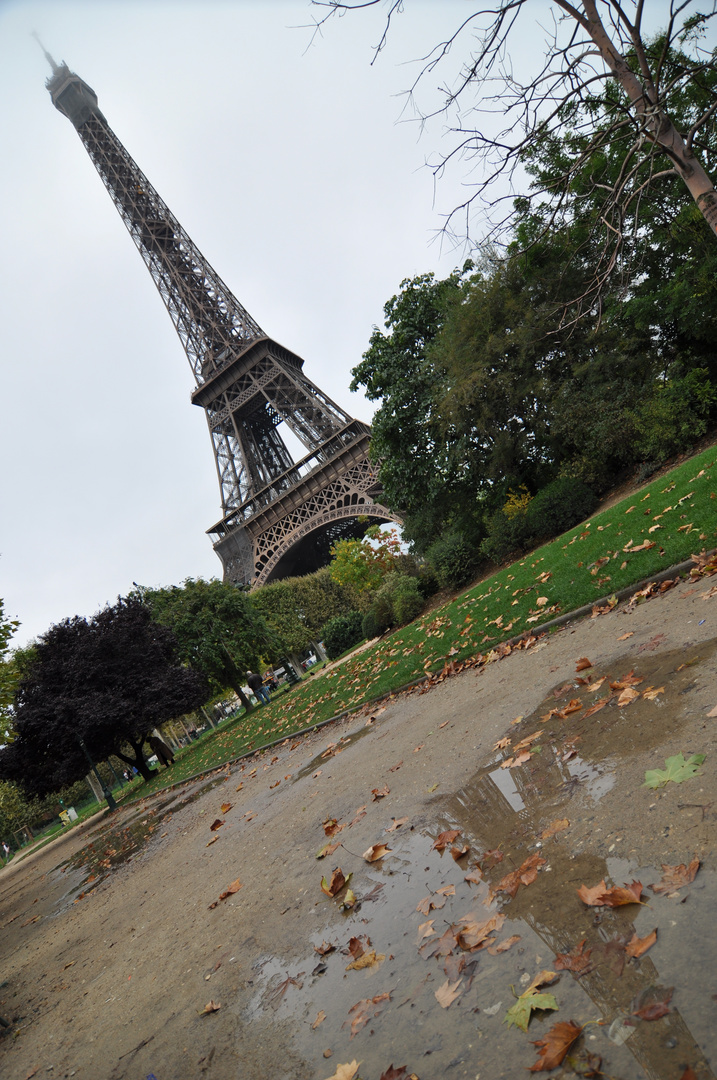 Eiffelturm im Herbst