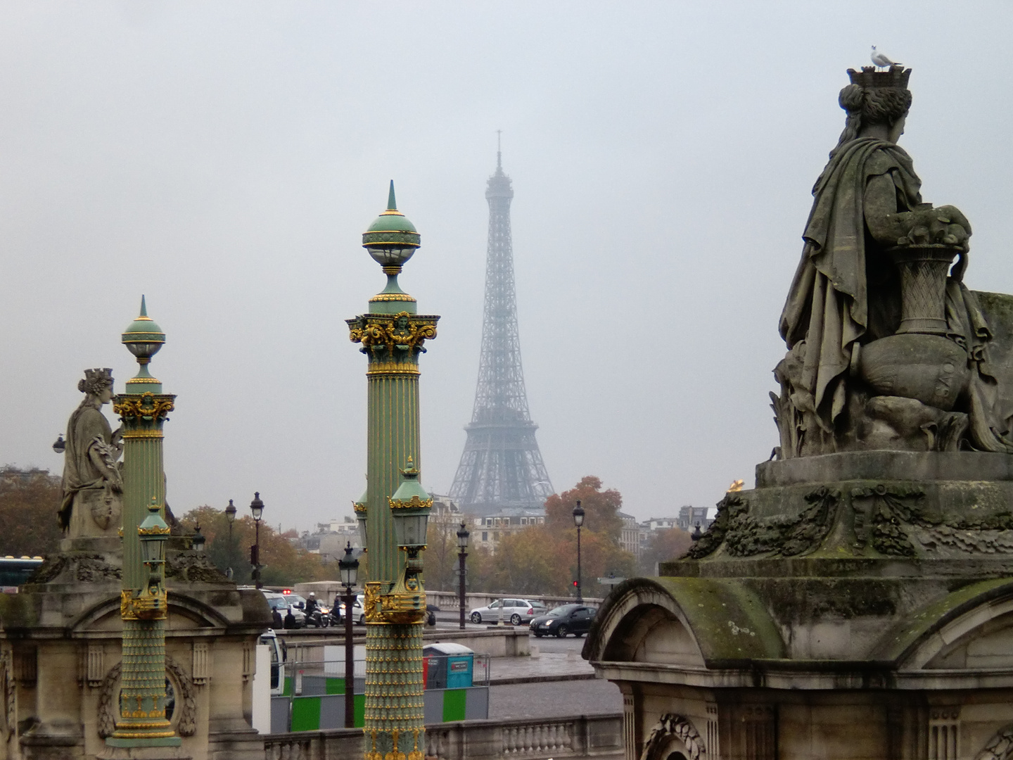 Eiffelturm im Nebel / Eiffel tower in the fog