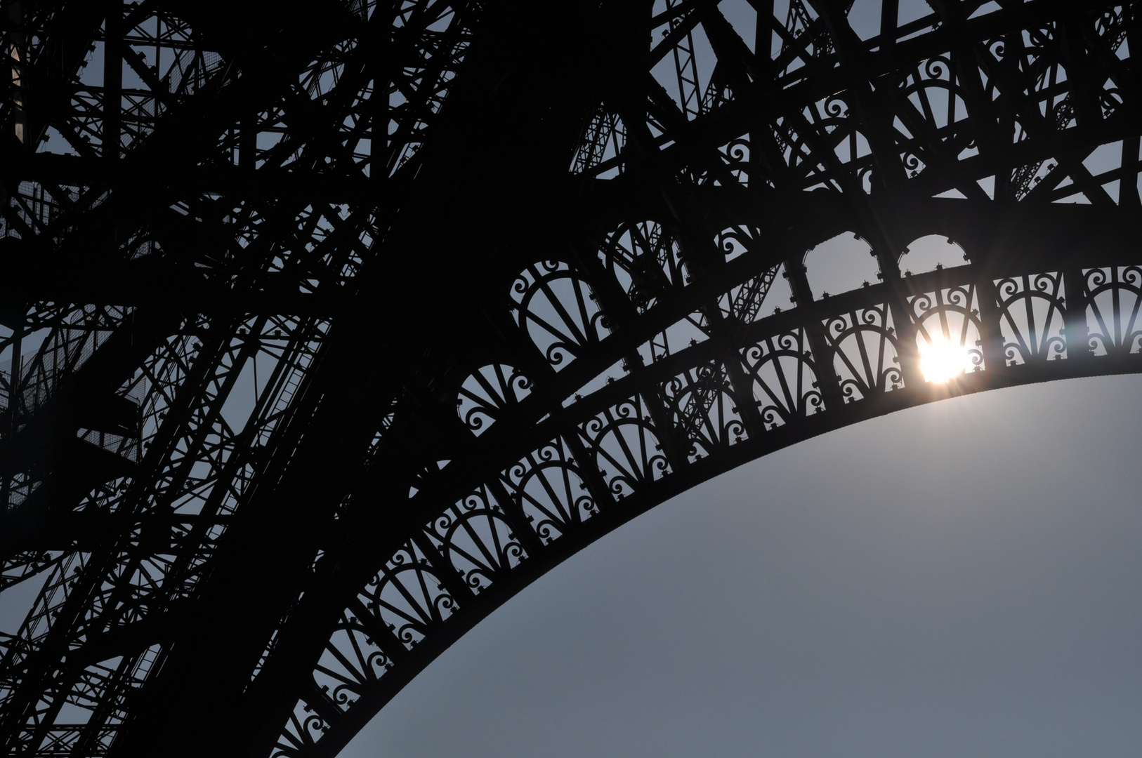 Eiffelturm im Sonnenlicht