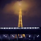 Eiffelturm in Wolken ...