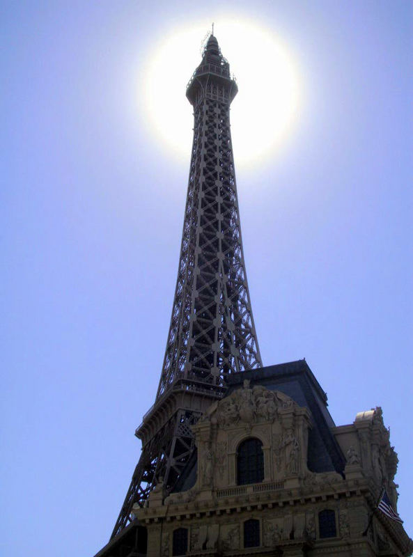 Eiffelturm mit Heiligenschein..