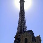 Eiffelturm mit Heiligenschein..
