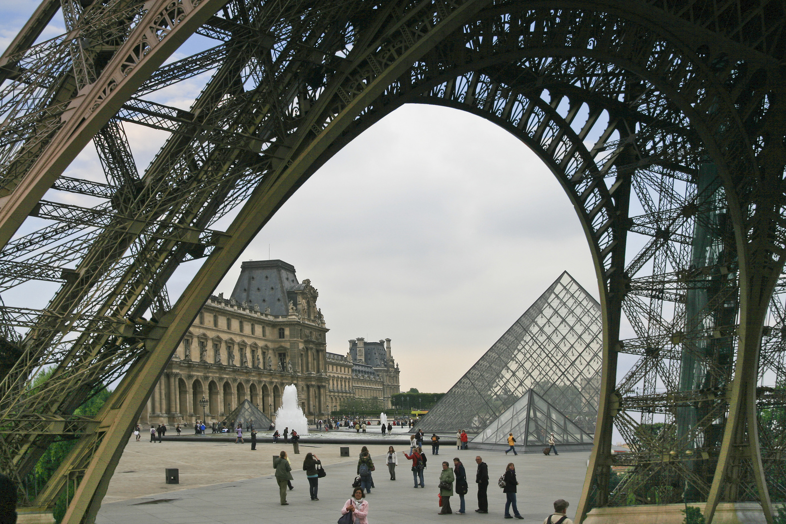 Eiffelturm mit Louvre