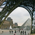 Eiffelturm mit Louvre