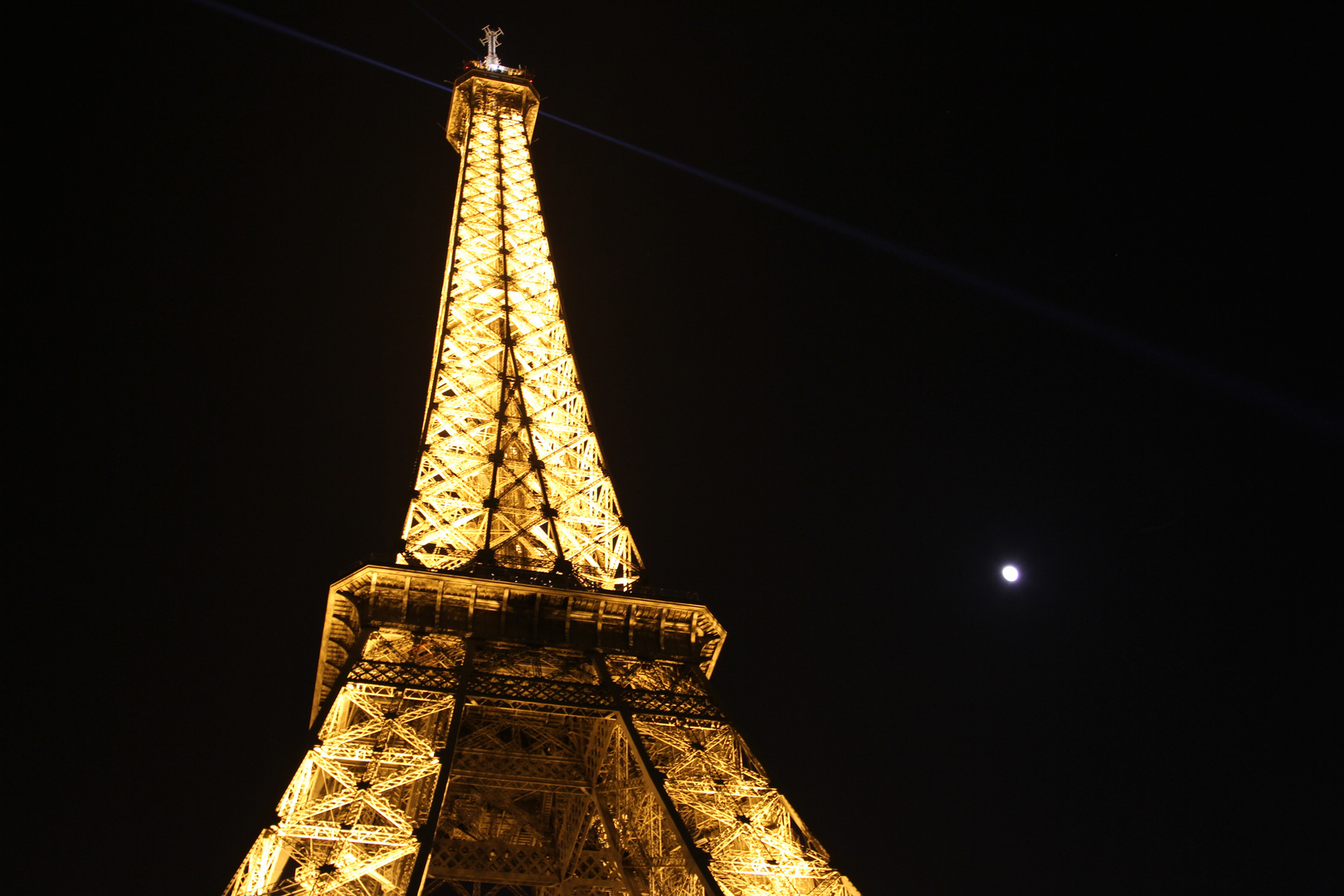 Eiffelturm mit Mond