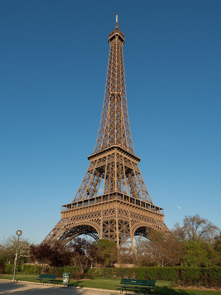 Eiffelturm mit Mond