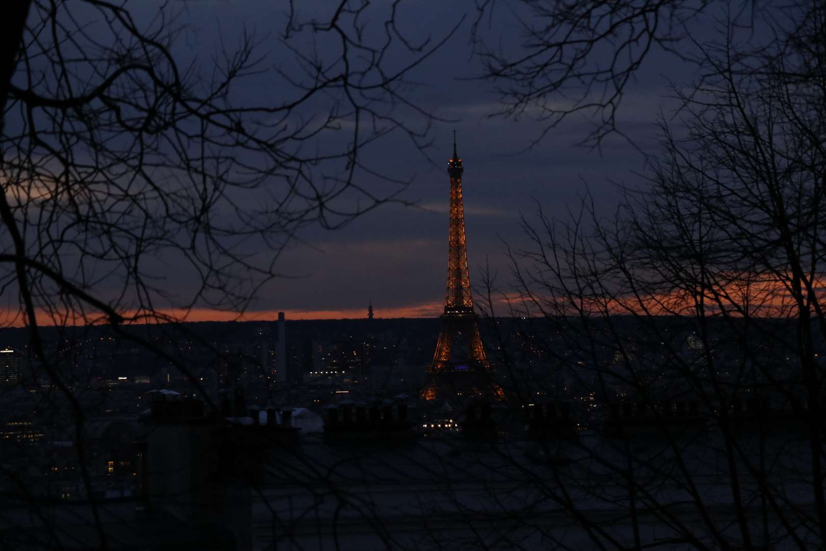 Eiffelturm nach Sonnenuntergang 