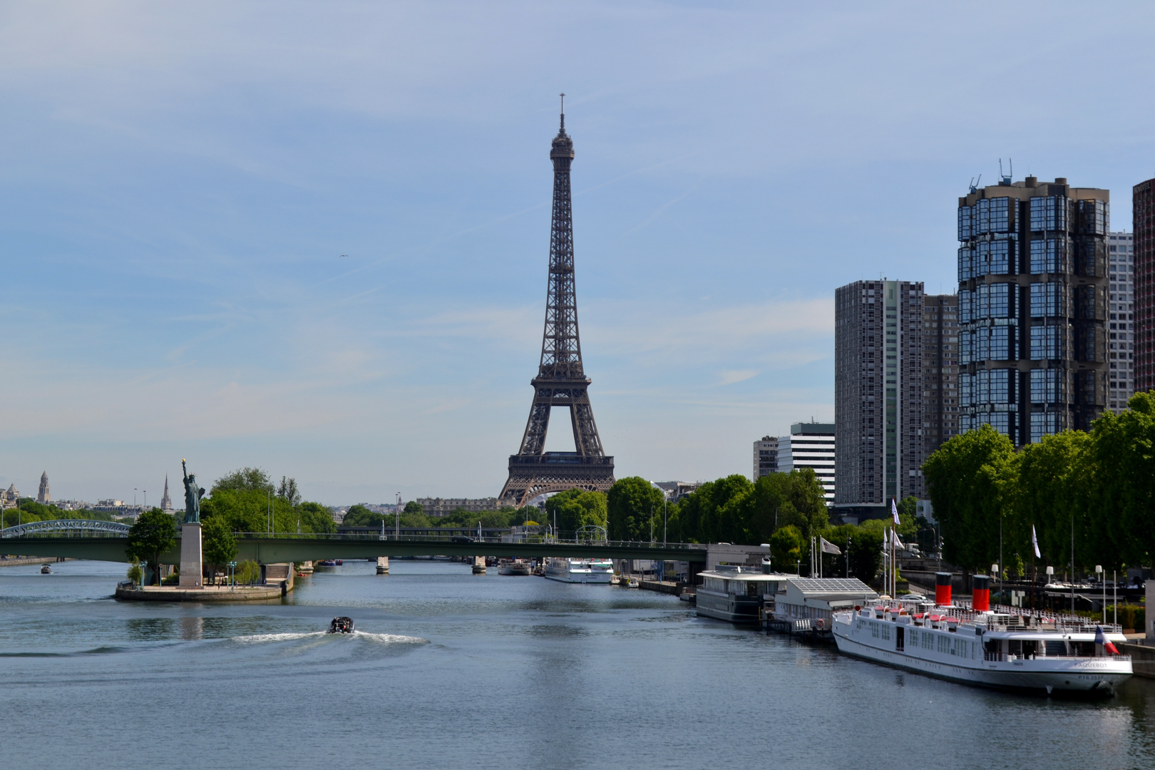 Eiffelturm und Freiheitsstatue an der Seine