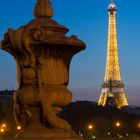 Eiffelturm von der Alexandre III Brücke aus