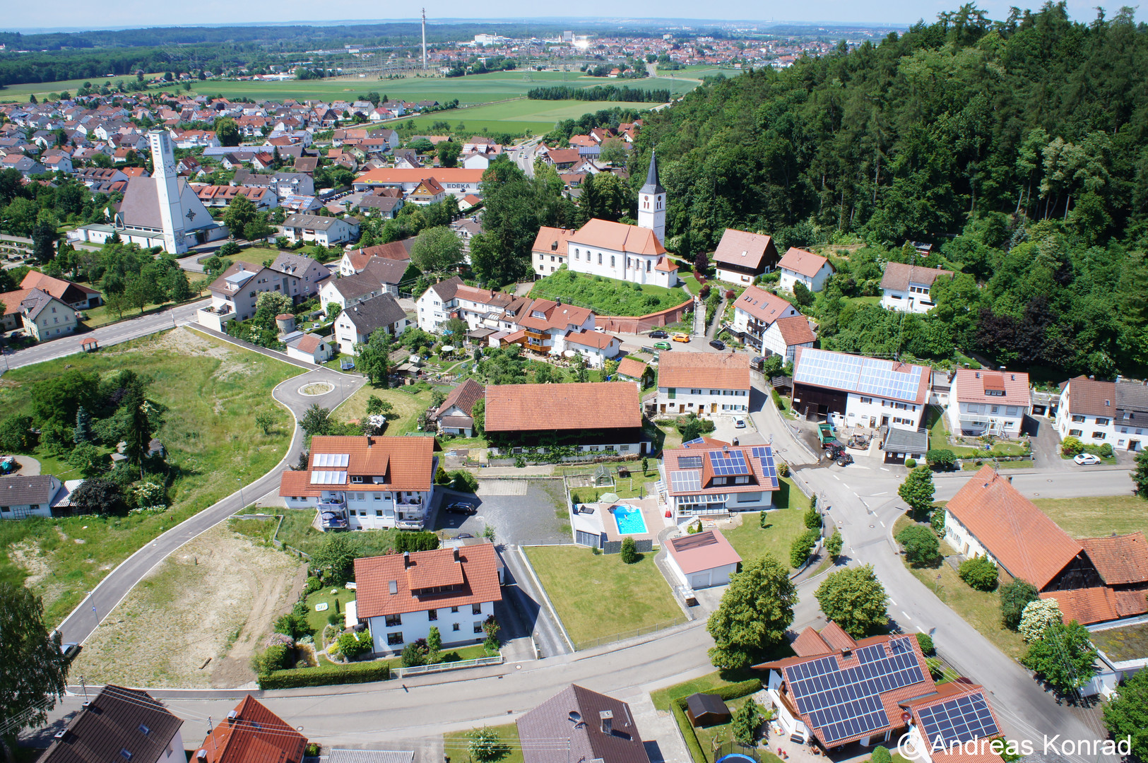 Eigener Wohnsitz in Bellenberg mit alter und neuer Kirche im Hintergrund