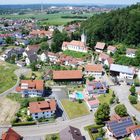 Eigener Wohnsitz in Bellenberg mit alter und neuer Kirche im Hintergrund