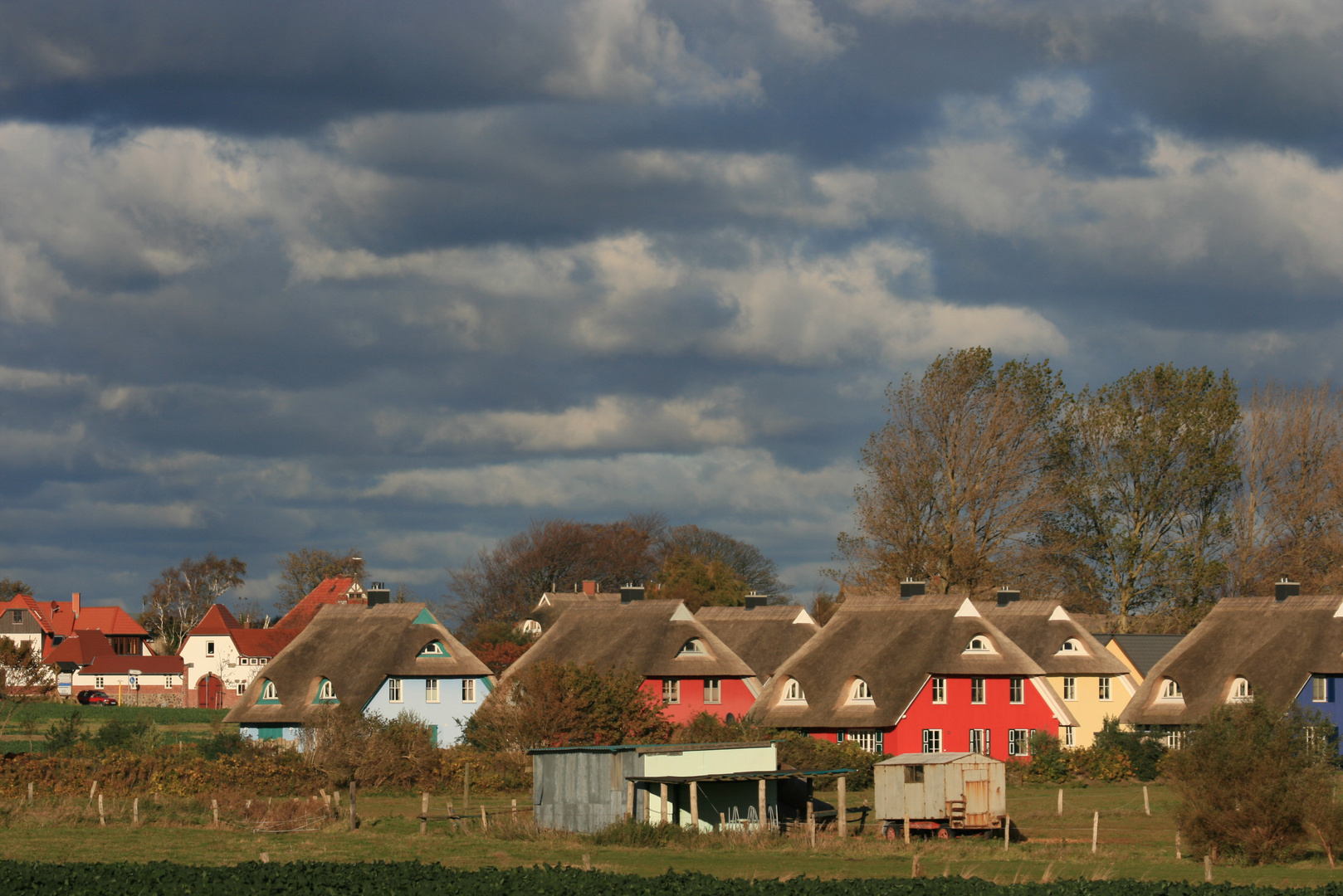 Eigenheime unter Wolken