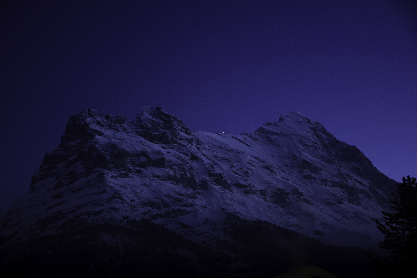 Eiger in der späten Blauenstunde