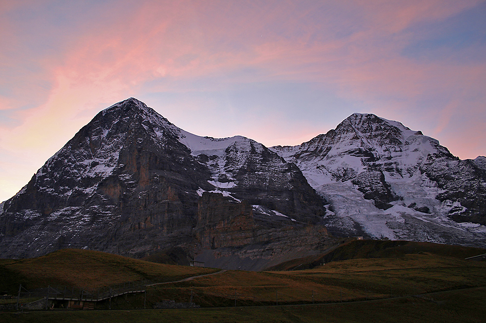 Eiger und Mönch im Morgenlicht  noch während des Hellwerdens gestern früh