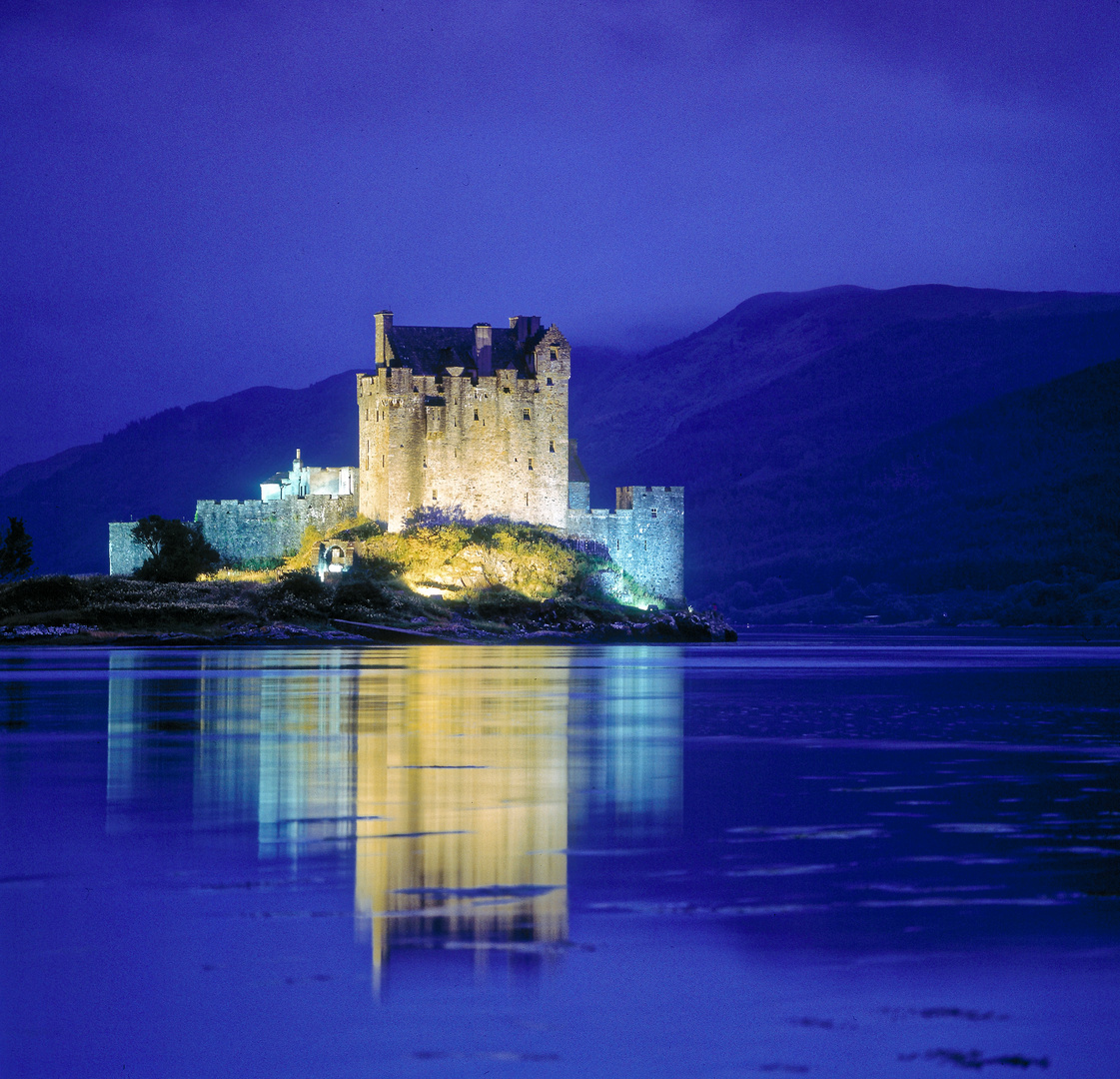 EILEAN DONAN CASTLE - die Highlander Burg im Spiegel von Blau!