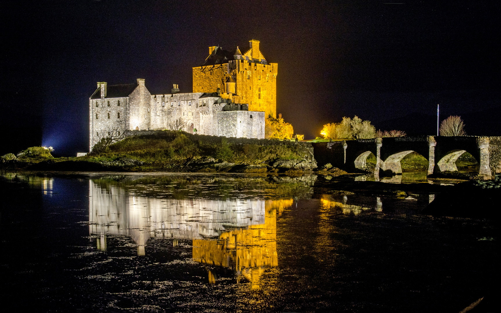 Eilean Donan Castle in einer regnerischen Nacht.