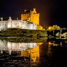 Eilean Donan Castle in einer regnerischen Nacht.