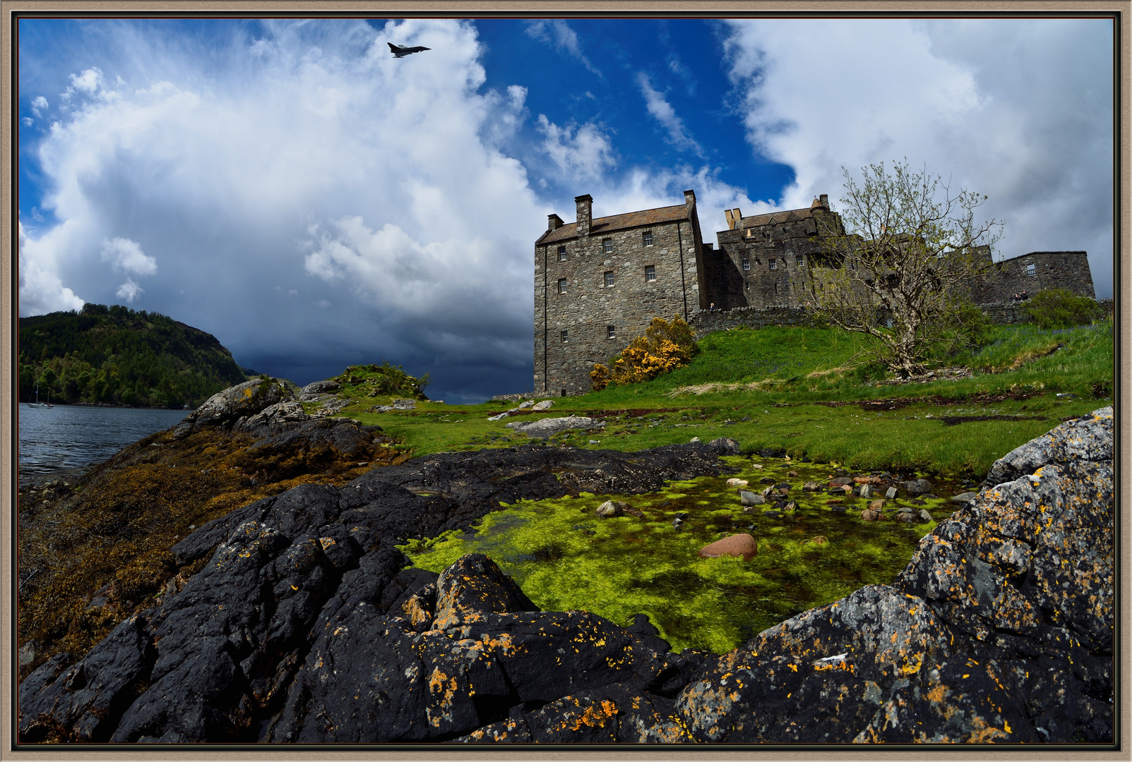 Eilean Donan Castle (Mai 2015) mit Eurofighter Typhoon