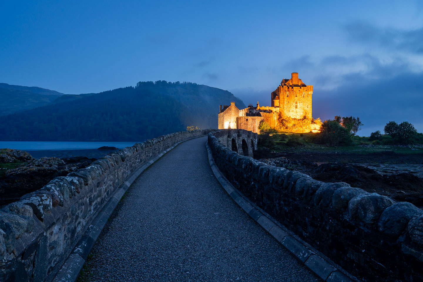 Eilean Donan Castle zur Blauen Stunde