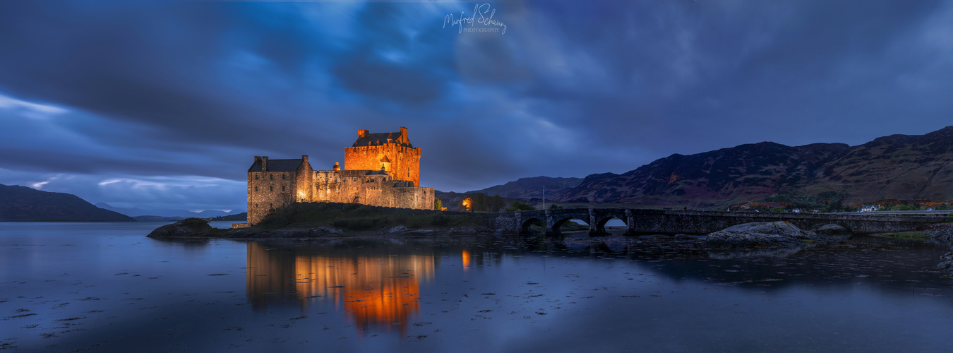 Eilean Donan Castle zur blauen Stunde - Panorama - Isle of Skye, Schottland