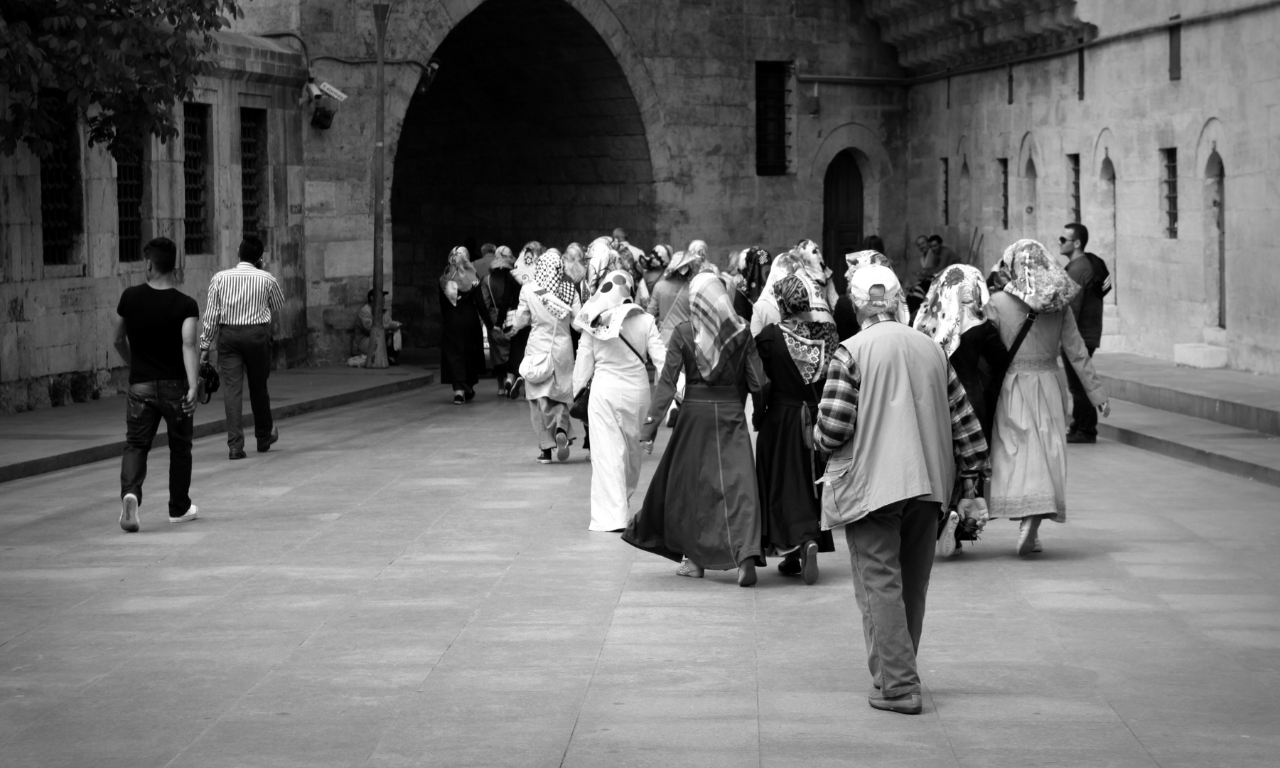 Eilende Frauen in Istanbul