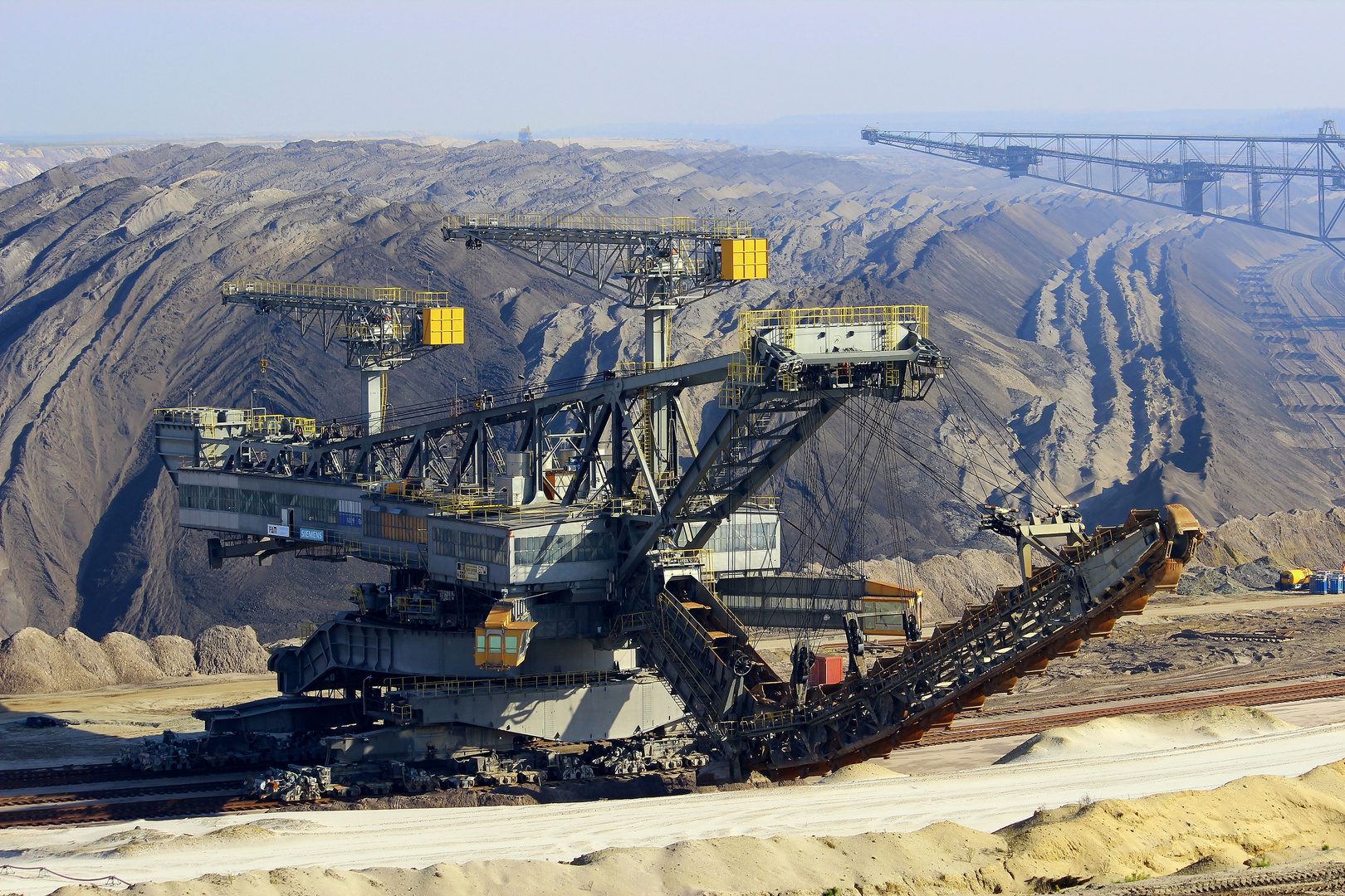 Eimerkette Tagebau Welzow im Hintergrund die F60