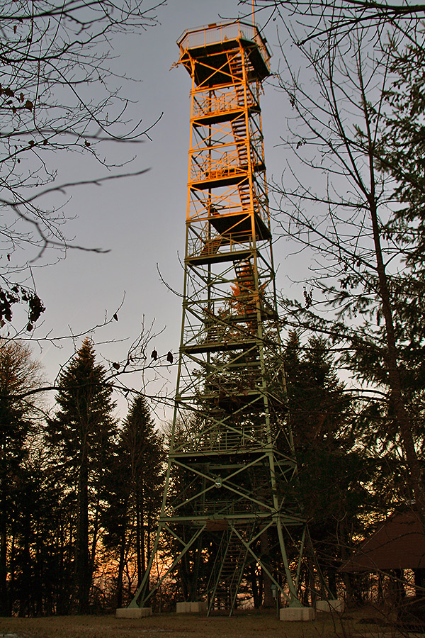 Ein 33 Meter hoher Turm auf dem 1015 Meter hohem Lemberg in der Schwäbischen Alb