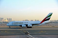 Ein A 380 auf dem Weg zur Startbahn in Dubai