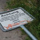 Ein Abfallschild welches zum "Umfall - Schrott " wurde...