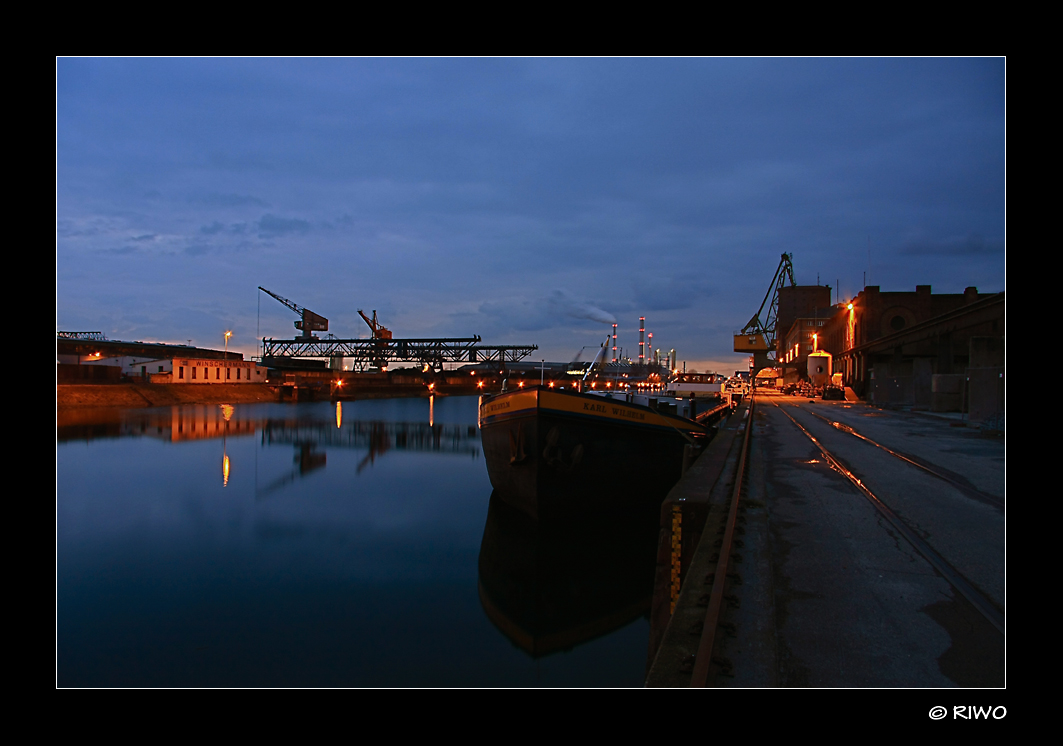 ein Adventsgruss aus dem Karlsruher Rheinhafen.....