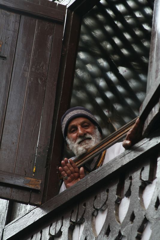 Ein älterer Mann blickt auf die Strasse, Srinagar/Kashmir, 21.06.2007