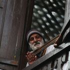 Ein älterer Mann blickt auf die Strasse, Srinagar/Kashmir, 21.06.2007