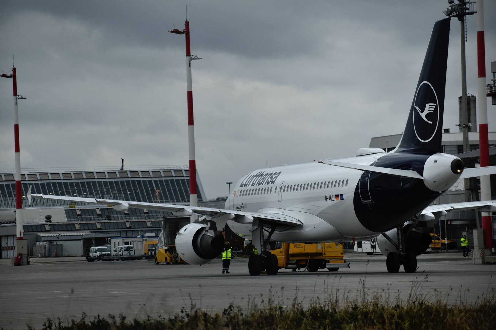 Ein Airbus A319 an seiner Parkposition