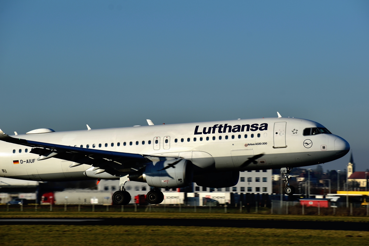 Ein Airbus A320 vor dem Touchdown