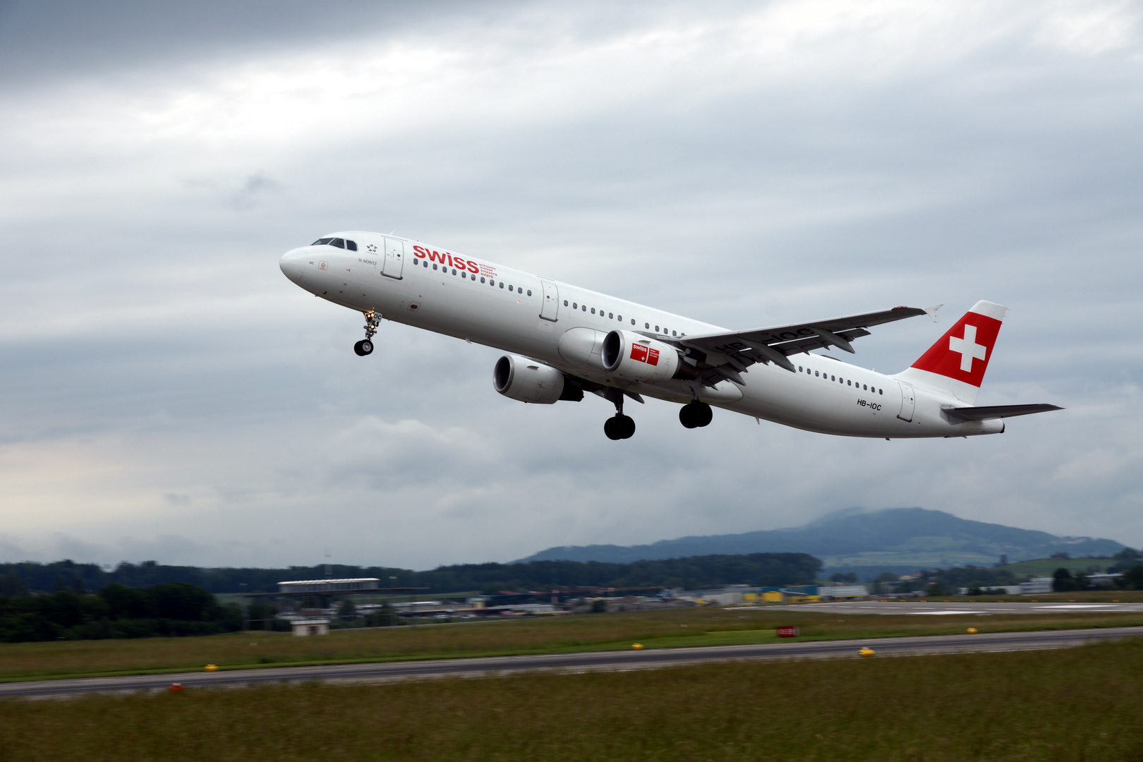 Ein Airbus A321-111 beim Start (Flughafen Zürich)