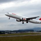 Ein Airbus A321-111 beim Start (Flughafen Zürich)