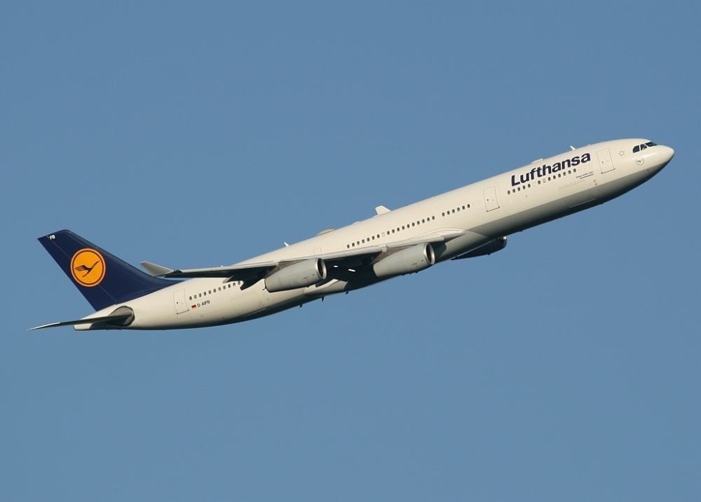 Ein Airbus A340-300 der Lufthansa kurz nach dem Start