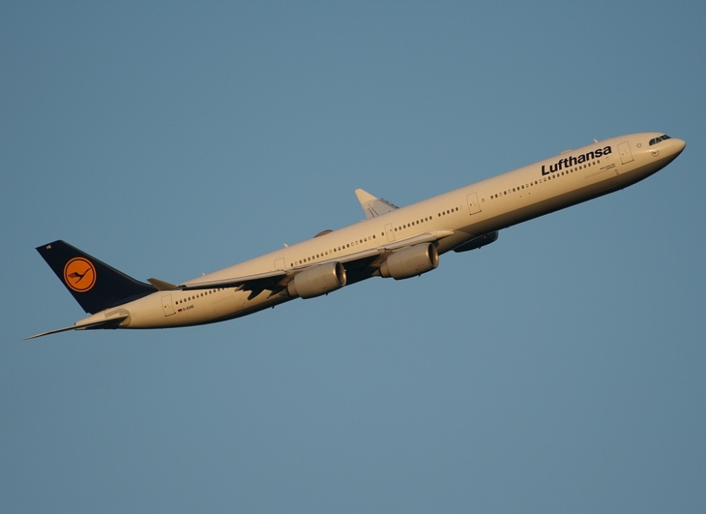 Ein Airbus A340-600 der Lufthansa kurz nach dem Start