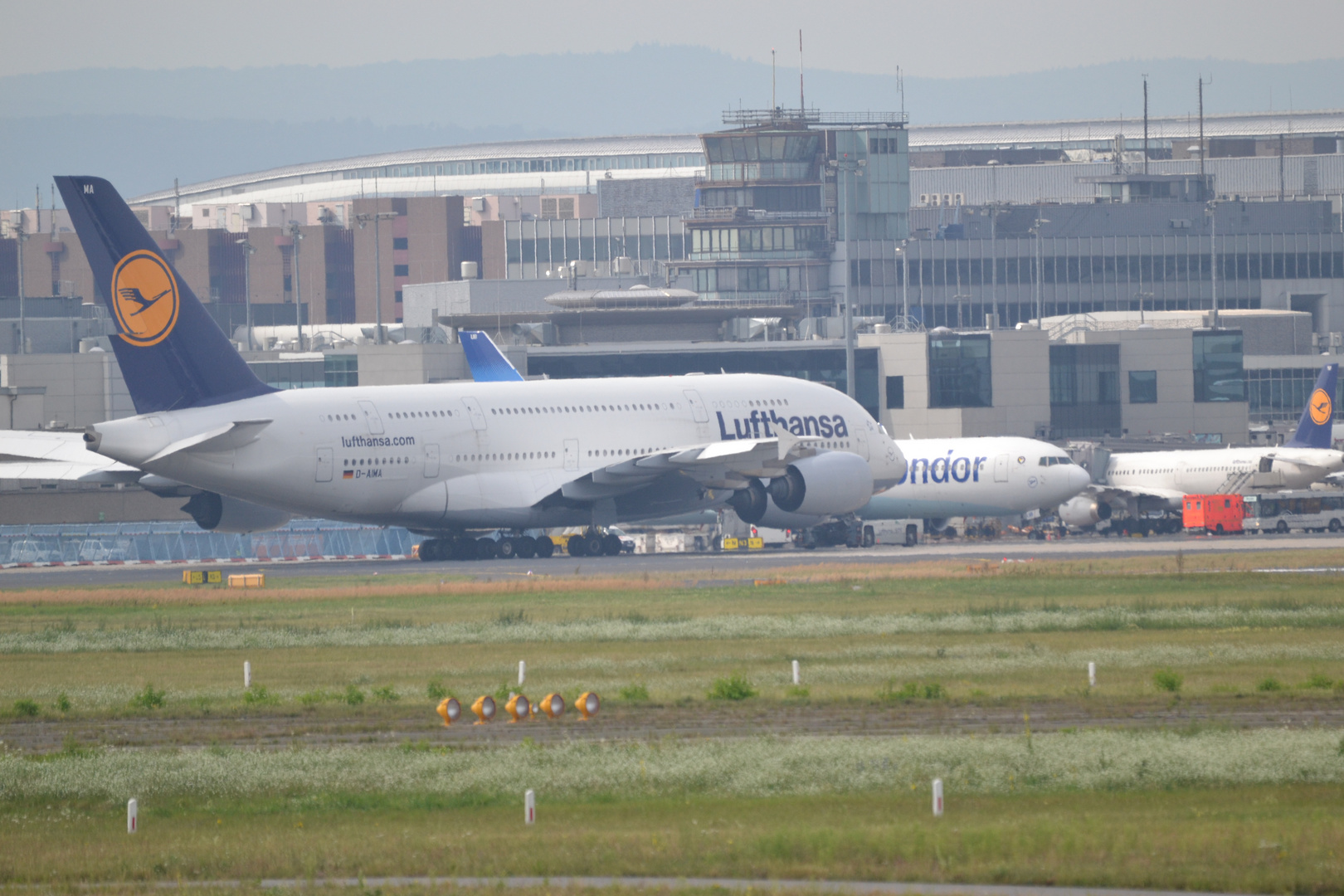 Ein Airbus A380 der Lufthansa - leider in Parkposition und sehr weit entfernt