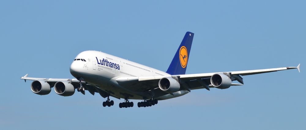 Ein Airbus A380 im Anflug auf dem Flughafen Frankfurt am Main