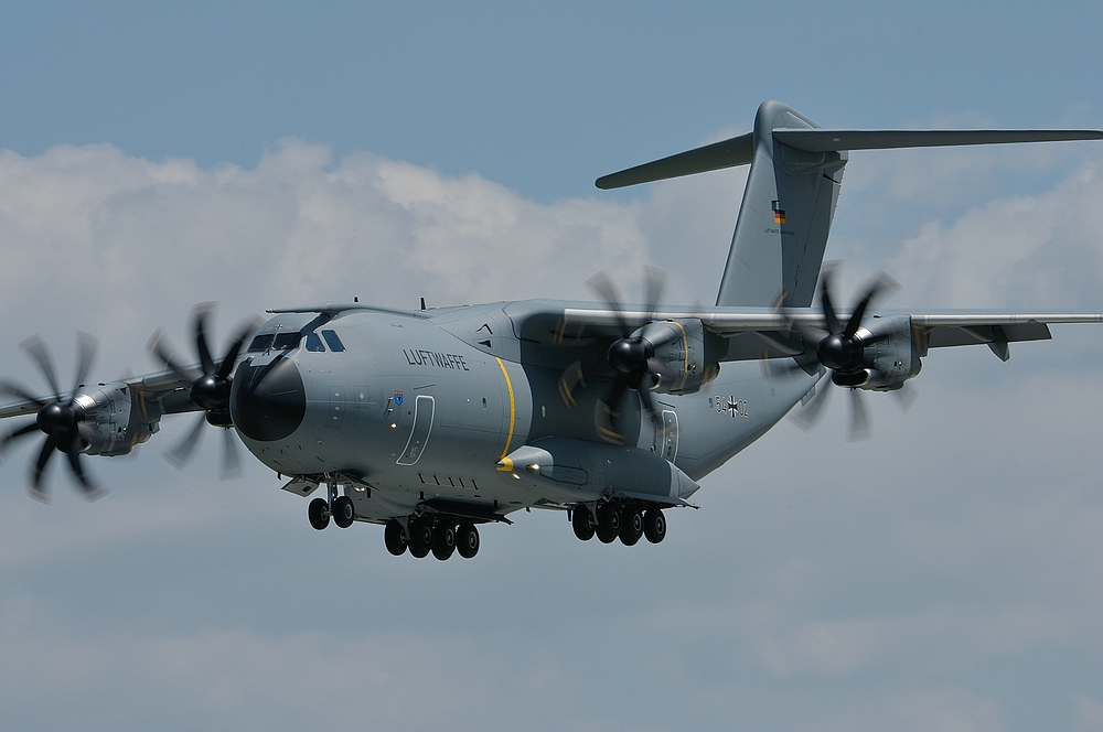 Ein Airbus A400M im Anflug auf Neuburg