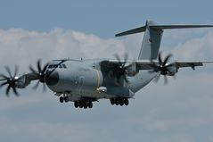 Ein Airbus A400M im Anflug auf Neuburg